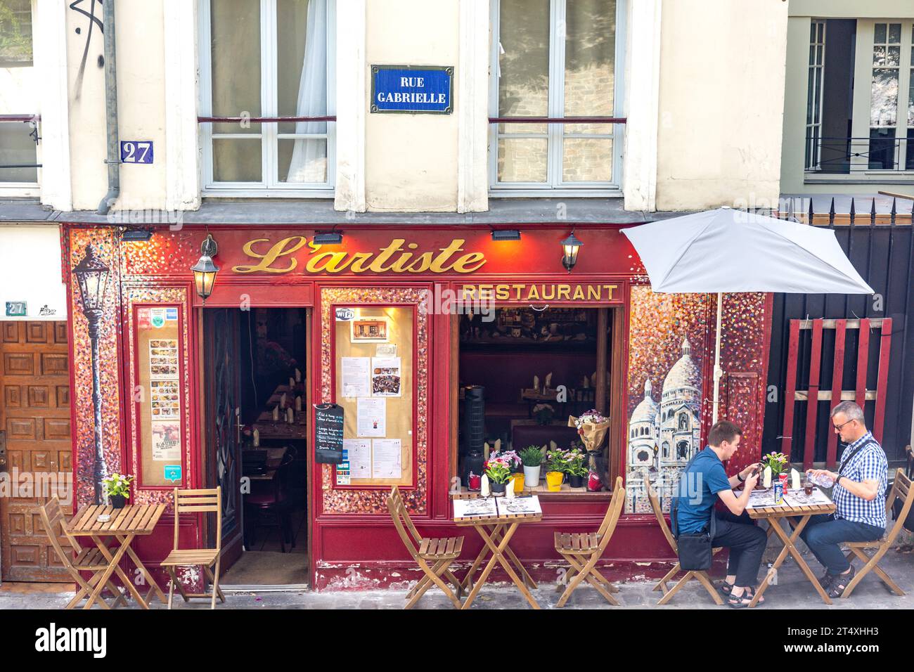 Traditional L'artiste Restaurant, Rue Gabrielle, Montmartre, Paris, Île-de-France, France Stock Photo