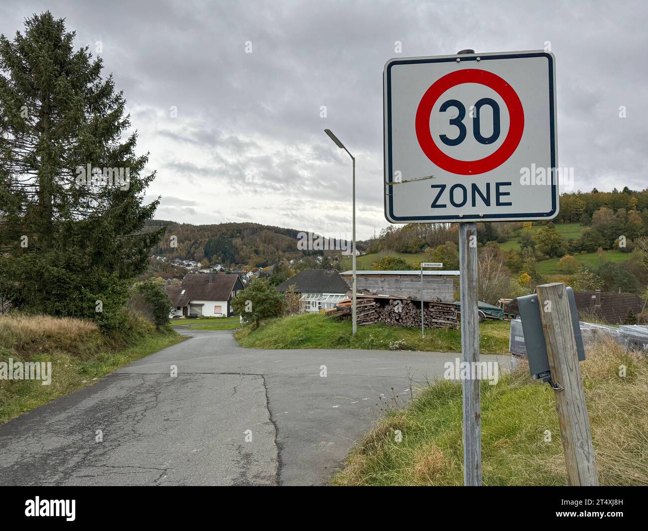 Verkehrszeichen, Beginn einer Tempo 30-Zone. Verkehrszeichen im ...