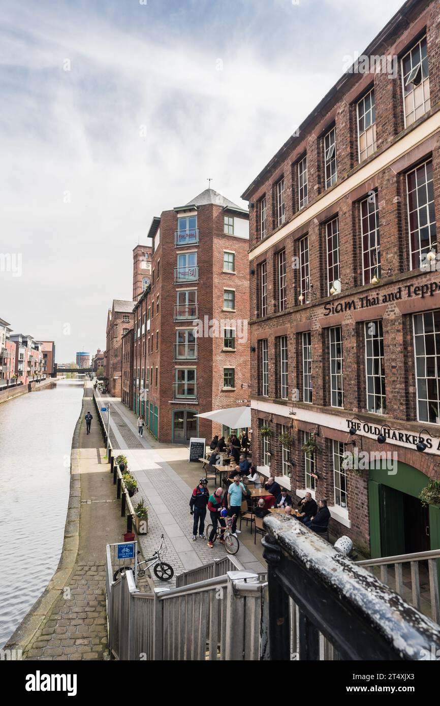 Chester, Cheshire, England, April 22nd 2023. Thai Teppan-Yaki Restaurant and The Old Harkers Arms pub against canal. Stock Photo
