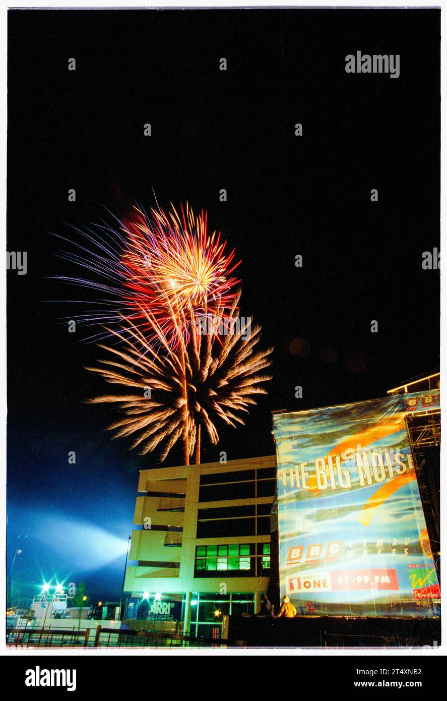 FIREWORKS, CARDIFF, BIG NOISE, 1997: The fireworks display at the climax of the BBC Big Noise Festival in Cardiff Bay, Cardiff, Wales, UK on Sunday, May 11, 1997. Photo: Rob Watkins Stock Photo