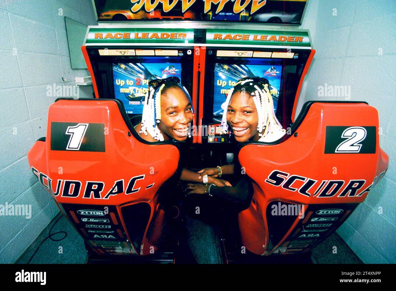 Die Williams-Schwestern amüsieren sich auf der Player s Party bei einem Autorennen am Spielautomaten, Venus Williams links, Serena Williams rechts, USA Stock Photo