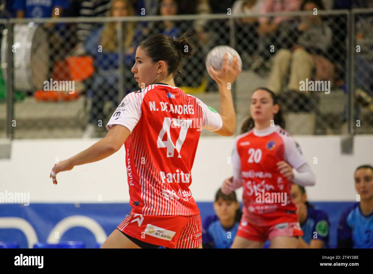 Oviedo, Spain. 1st Nov, 2023. The player of Motive.co Gijon Balonmano La Calzada, Nayla de Andres (47) with the ball during the 9th Matchday of the Liga Guerreras Iberdrola between Lobas Global Atac Oviedo and Motive.co Gijon La Calzada Handball, on November 1, 2023, at the Florida Arena Municipal Sports Center, in Oviedo, Spain. (Photo by Alberto Brevers/Pacific Press) Credit: Pacific Press Media Production Corp./Alamy Live News Stock Photo