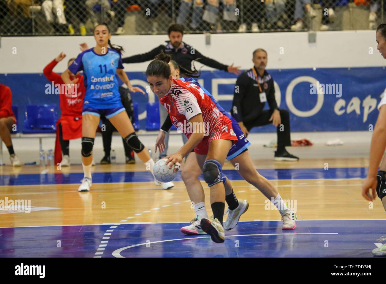 Oviedo, Spain. 1st Nov, 2023. Motive.co Gijon Balonmano La Calzada's player, Nayla de Andres (47) steals the ball during the 9th matchday of the Liga Guerreras Iberdrola between Lobas Global Atac Oviedo and Motive.co Gijon La Calzada Handball, on November 1, 2023, at the Florida Arena Municipal Sports Center, in Oviedo, Spain. (Photo by Alberto Brevers/Pacific Press) Credit: Pacific Press Media Production Corp./Alamy Live News Stock Photo