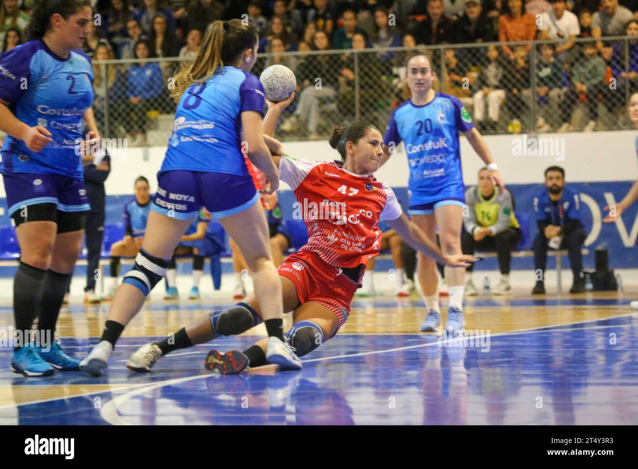 Oviedo, Spain. 1st Nov, 2023. Motive.co Gijon Balonmano La Calzada player, Nayla de Andres (47) shoots on goal during the 9th Matchday of the Liga Guerreras Iberdrola between Lobas Global Atac Oviedo and Motive.co Gijon La Calzada Handball, on November 1, 2023, at the Florida Arena Municipal Sports Center, in Oviedo, Spain. (Photo by Alberto Brevers/Pacific Press) Credit: Pacific Press Media Production Corp./Alamy Live News Stock Photo