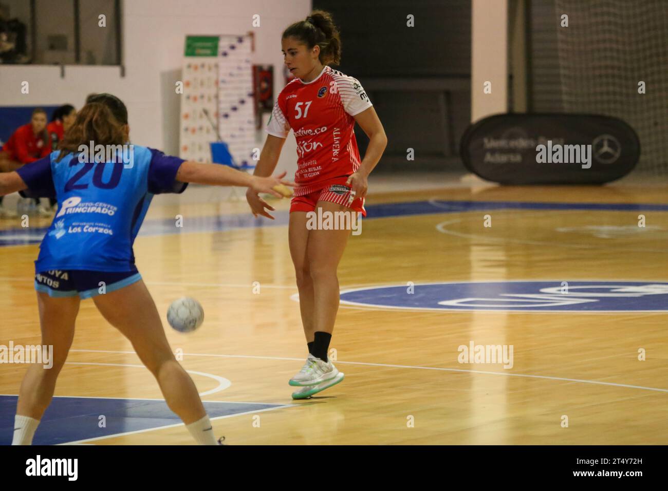 Oviedo, Asturias, Spain. 1st Nov, 2023. Oviedo, Spain, 1st November, 2023: The player of Motive.co Gijon Balonmano La Calzada, Rocio Rojas (57) dribbles the ball during the 9th Matchday of the Liga Guerreras Iberdrola between Lobas Global Atac Oviedo and Motive.co Gijon Balonmano La Calzada, on November 1, 2023, at the Florida Arena Municipal Sports Center, in Oviedo, Spain. (Credit Image: © Alberto Brevers/Pacific Press via ZUMA Press Wire) EDITORIAL USAGE ONLY! Not for Commercial USAGE! Stock Photo