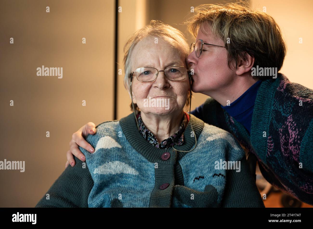 38 yo daughter in law kissing her 85 yo mother, Tienen, Flanders, Belgium Stock Photo