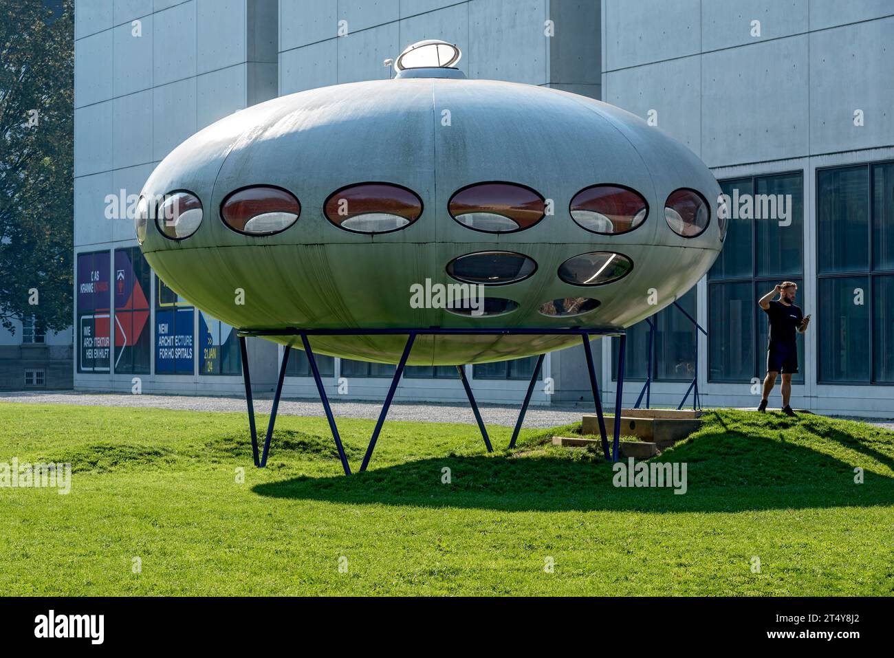 Futuro, Futuro House, round house made of plastic by Matti Suuronen ...