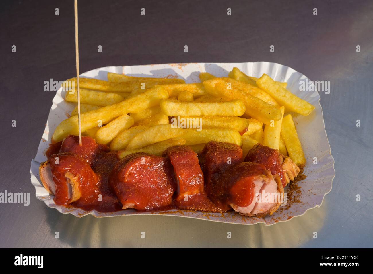 Currywurst mit Pommes von Curry 36, Berlin, Deutschland Stock Photo