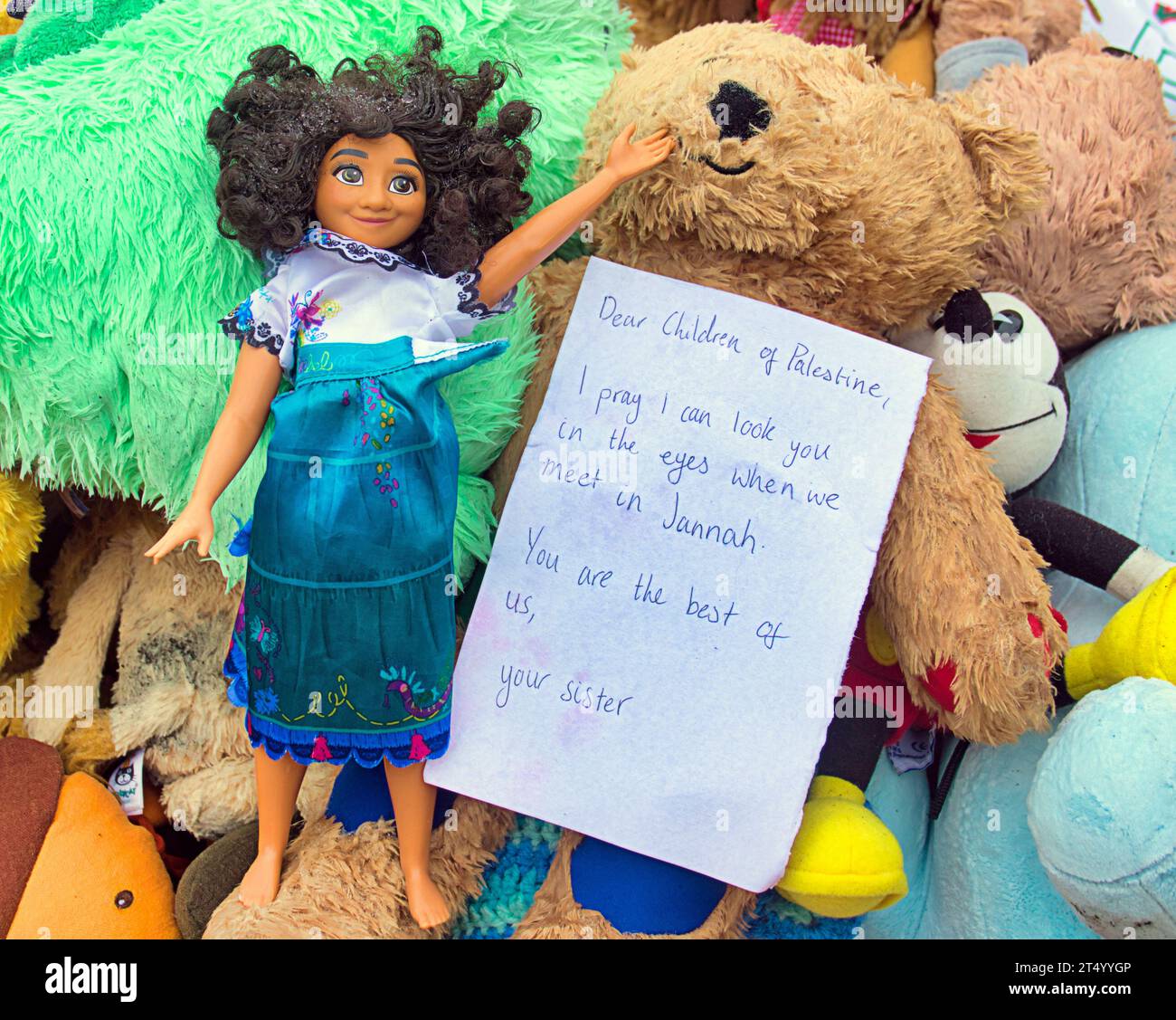 Glasgow, Scotland, UK. 2nd November, 2023.Hundreds lay teddy bears in Glasgow in memory of children killed in Gaza Soft toys children of gaza protest items on the benches of george square with notes from scots children to the suffering in palestine. Credit Gerard Ferry/Alamy Live News Stock Photo