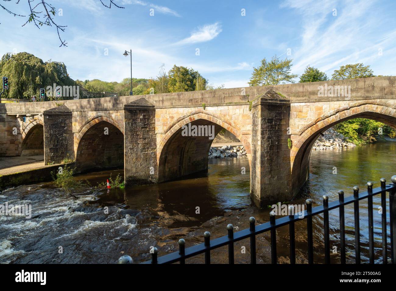 Matlock Bridge also known as Derwent Bridge, is a stone bridge spanning the River Derwent in Matlock town centre, Derbyshire, England Stock Photo