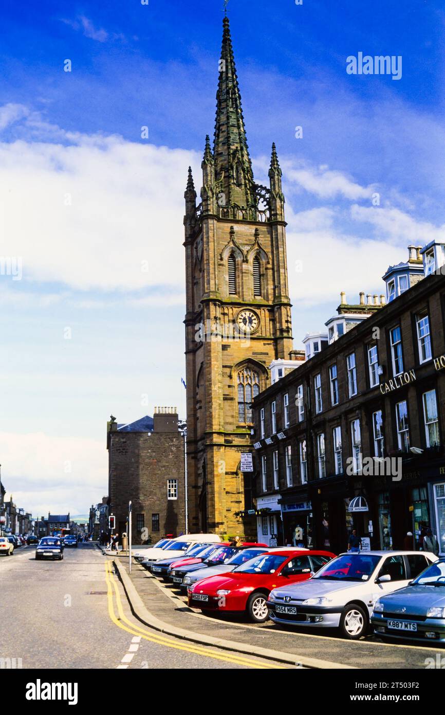 1990's Cars parked on the High Street at the Old And St Andrews Church. Montrose, Angus, Scotland. Transparency film scan. Stock Photo