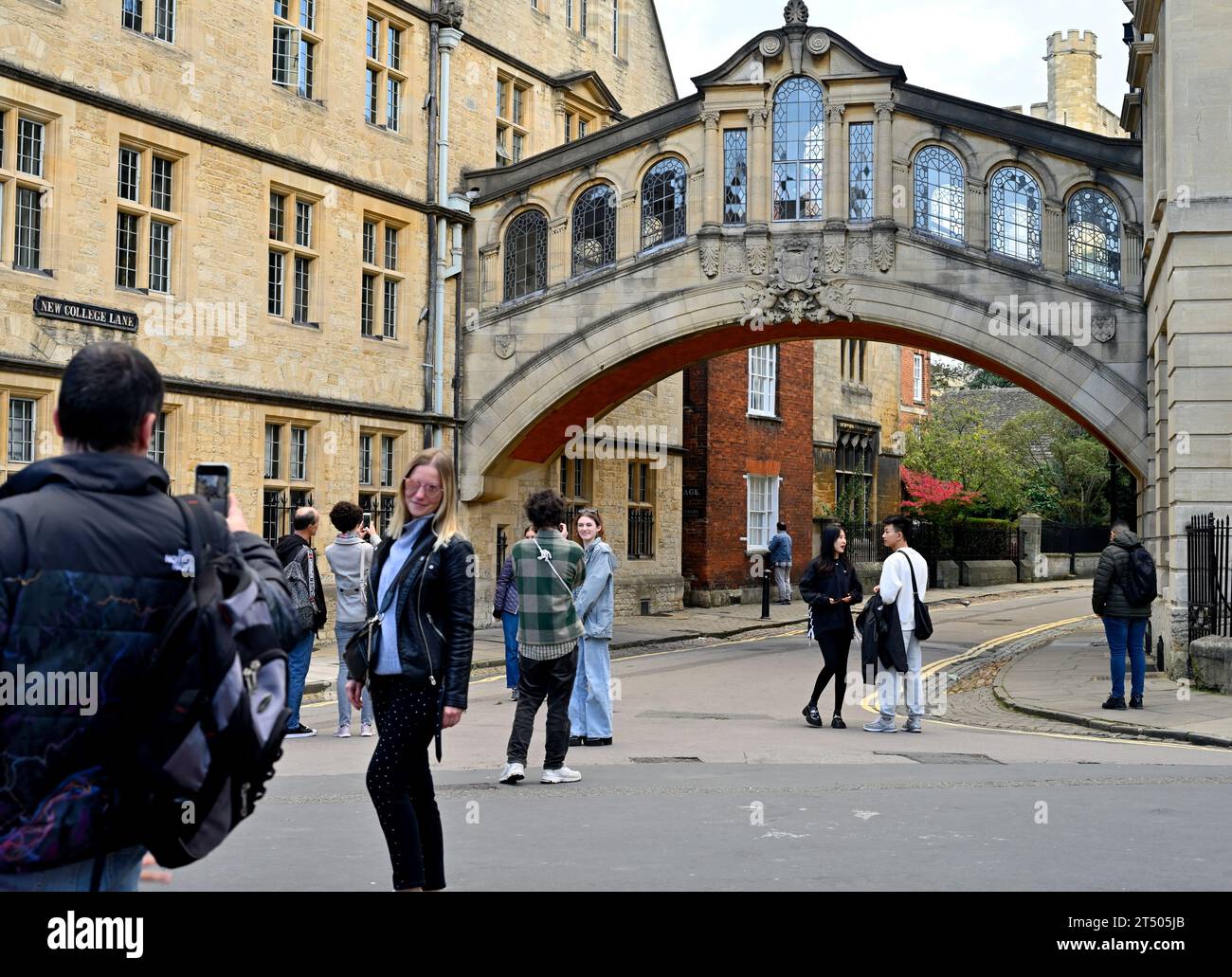 Oxford university,  Hertford College, Hertford Bridge or Bridge of Sighs a tourist “must visit” location, tourists taking photo Stock Photo