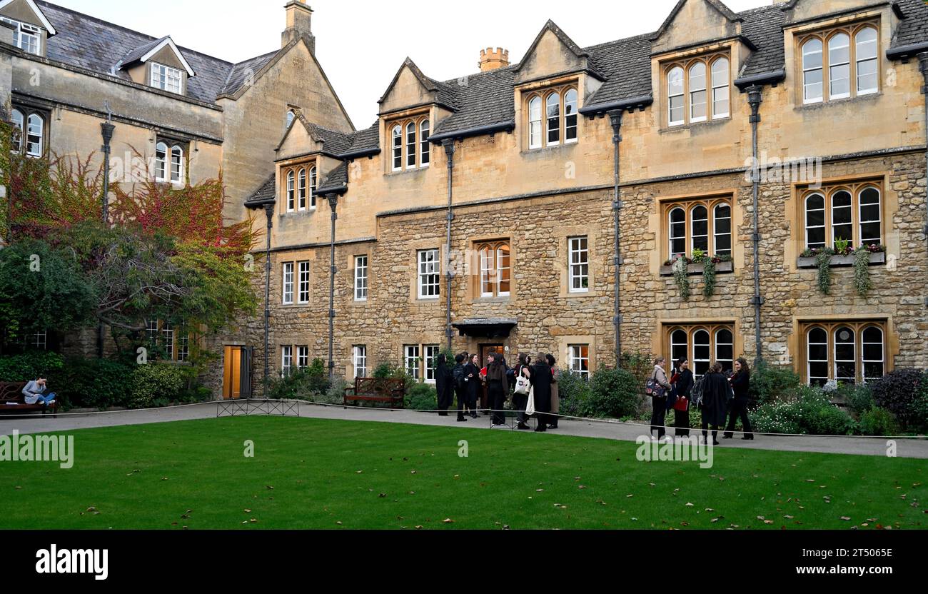 Oxford university, students around the quad and buildings of Hertford College, Oxford, UK Stock Photo