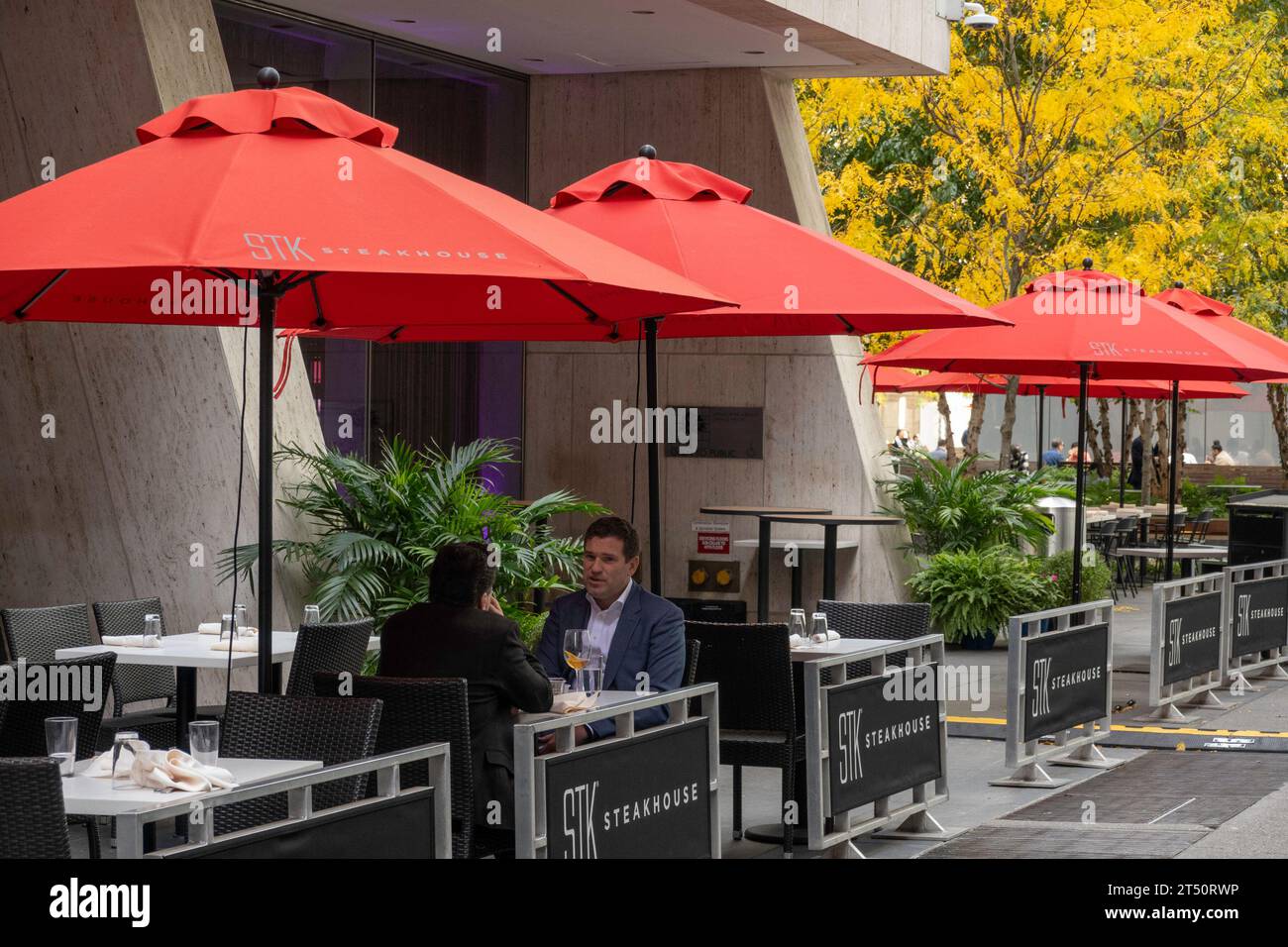 Business people enjoying lunch in an outdoor restaurant in Midtown Manhattan on a sunny autumn afternoon, 2023, New York City, Stock Photo