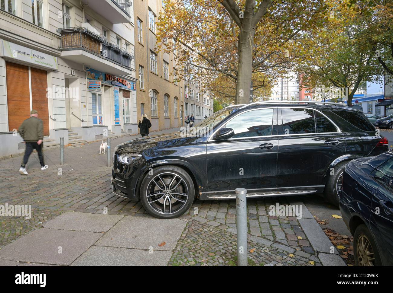 SUV parkt auf Gehweg, Ordnungswidrigkeit, Behinderung, Falschparker, Berlin, Deutschland Stock Photo