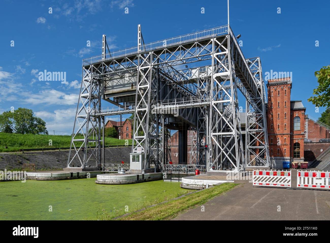 Hydraulic boat lift no. 1 on the old Canal du Centre at Houdeng-Goegnies near La Louvière, Hainaut in the Sillon industriel of Wallonia, Belgium Stock Photo