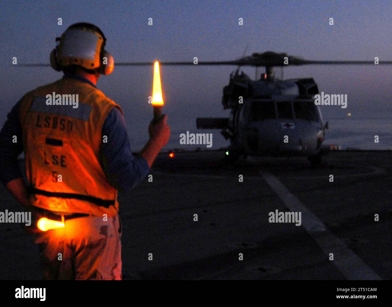 (HSC) 6, flight deck, USS Carter Hall (LSD 50 Stock Photo - Alamy