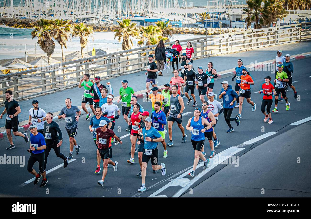 Marathon Tel Aviv 27.01.23: Läufer an der Promenade beim Tel Aviv Marathon TelAviv Israel *** Marathon Tel Aviv 27 01 23 runners on the promenade at Tel Aviv Marathon TelAviv Israel IKT 3621 Credit: Imago/Alamy Live News Stock Photo