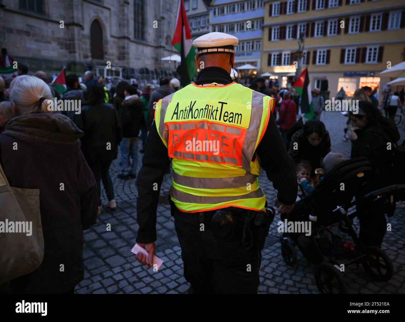 Tuebingen 02.11.2023 Ein Polizist mit Anti Konflikt Team Weste am Rande einer Kundgebung, rettet Gaza, auf dem Holzmarkt in der Tuebinger Innenstadt. *** Tuebingen 02 11 2023 A policeman wearing an anti-conflict team vest on the sidelines of a rally, saves Gaza, at the Holzmarkt in downtown Tuebingen Ulmer Credit: Imago/Alamy Live News Stock Photo