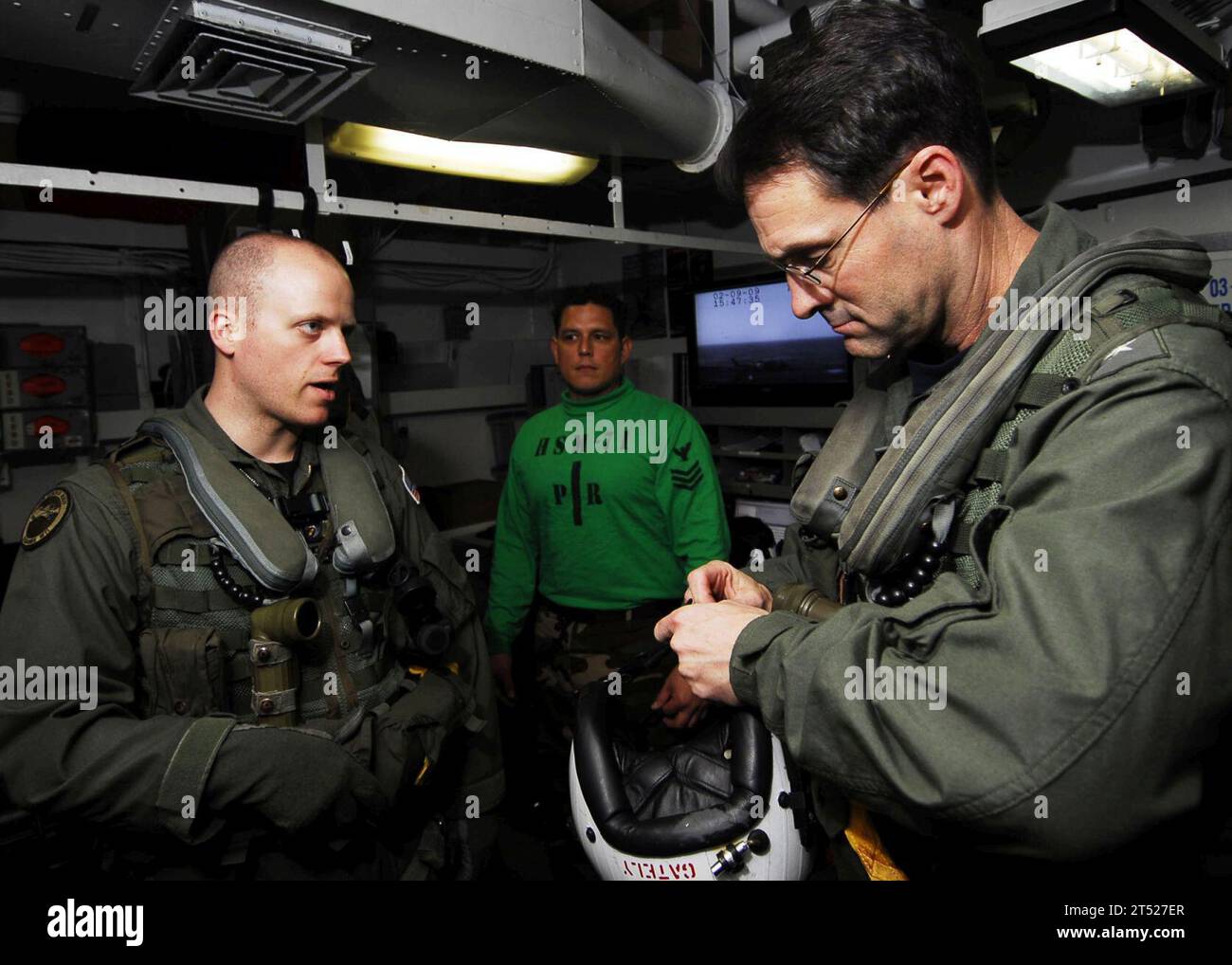 0902096538W-300 PACIFIC OCEAN (Feb. 9, 2009) Naval Air Crewman 1st Class Kelvin Glienke, left, from Webb, Iowa, briefs Commander, U.S. 7th Fleet, Vice Adm. John Bird aboard the Nimitz-class aircraft carrier USS John C. Stennis (CVN 74) before a flight in an MH-60R Sea Hawk helicopter from the 'Raptors' of Helicopter Maritime Strike Squadron (HSM) 71. Bird was aboard to observe an under sea warfare exercise involving the Japan Maritime Self-Defense Force and the John C. Stennis Carrier Strike Group. John C. Stennis and Carrier Air Wing (CVW) 9 are on a scheduled six-month deployment to the west Stock Photo