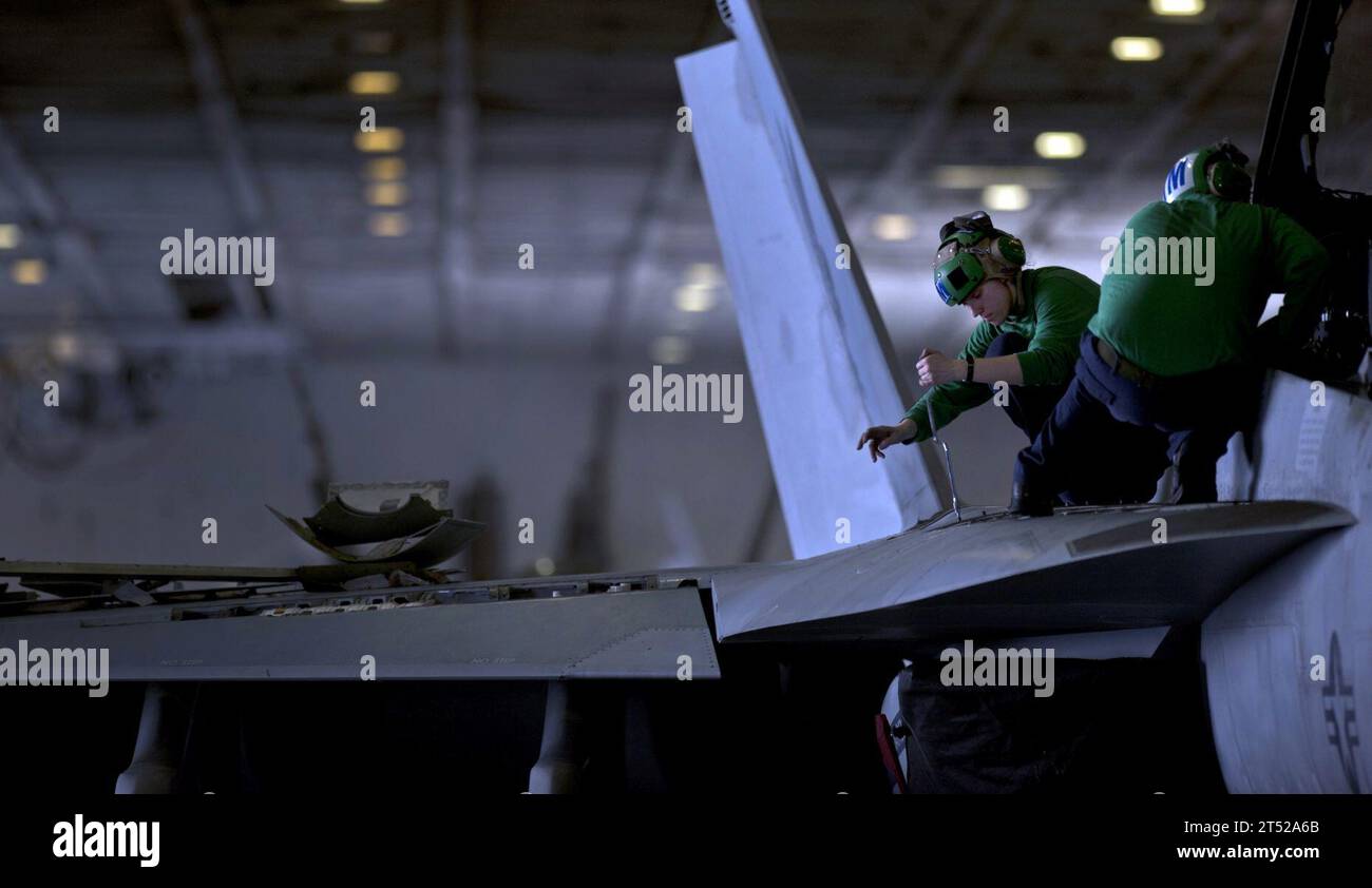 aircraft carrier, Carl Vinson Carrier Strike Group, F/A-18F Super Hornet, maintenance, navy, Nimitz-class, Strike Fighter Squadron 22, U.S. Navy, USS Carl Vinson (CVN 70), vfa-22 Stock Photo