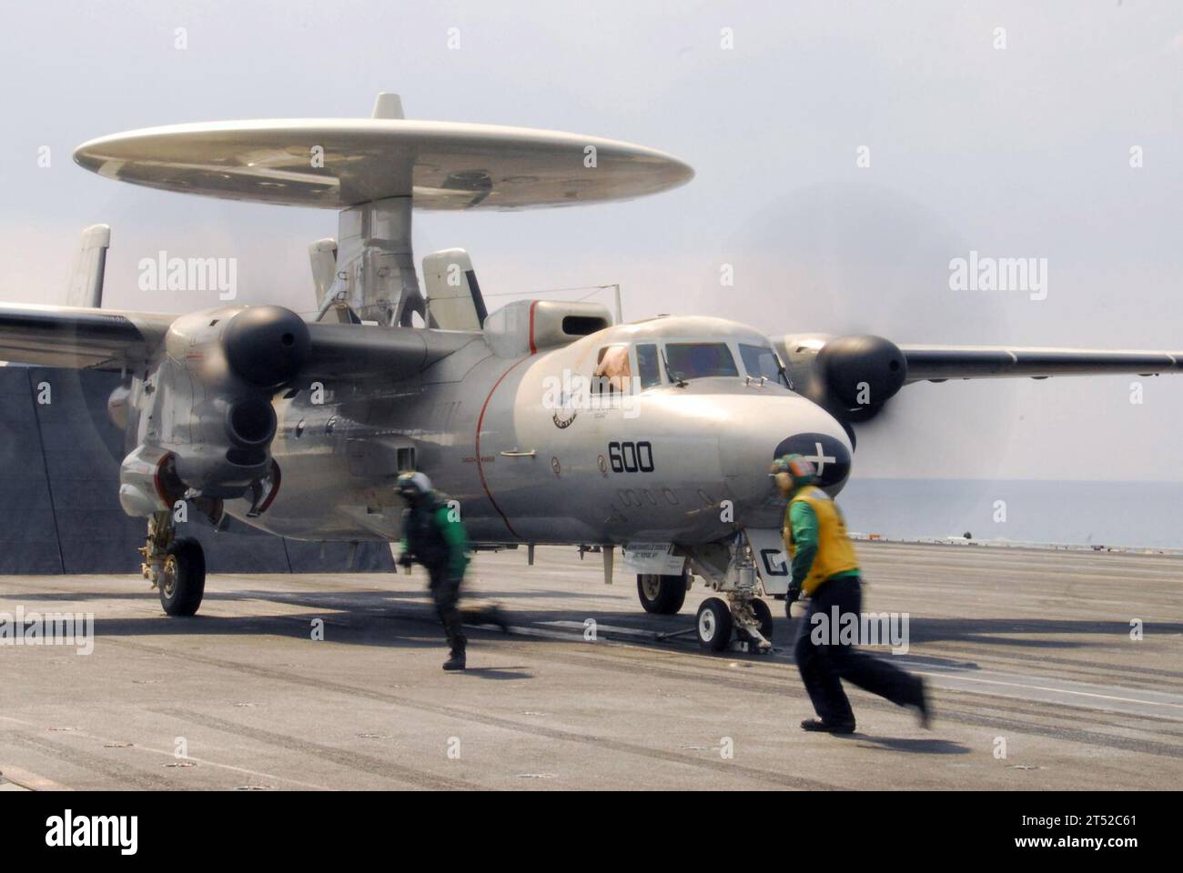 1001253327M-105 NORTH ARABIAN SEA (Jan. 25, 2010) Flight deck personnel ...
