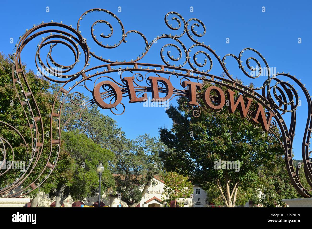 the-old-town-shopping-mall-in-upscale-los-gatos-downtown-silicon