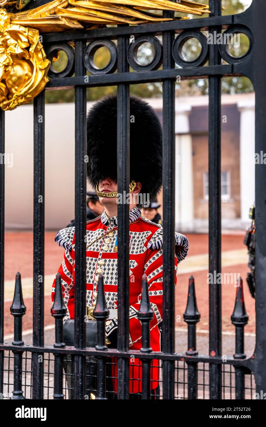 A Soldier Stands Guard At The Gates of Buckingham Palace After The Changing of The Guard Ceremony, London, UK Stock Photo