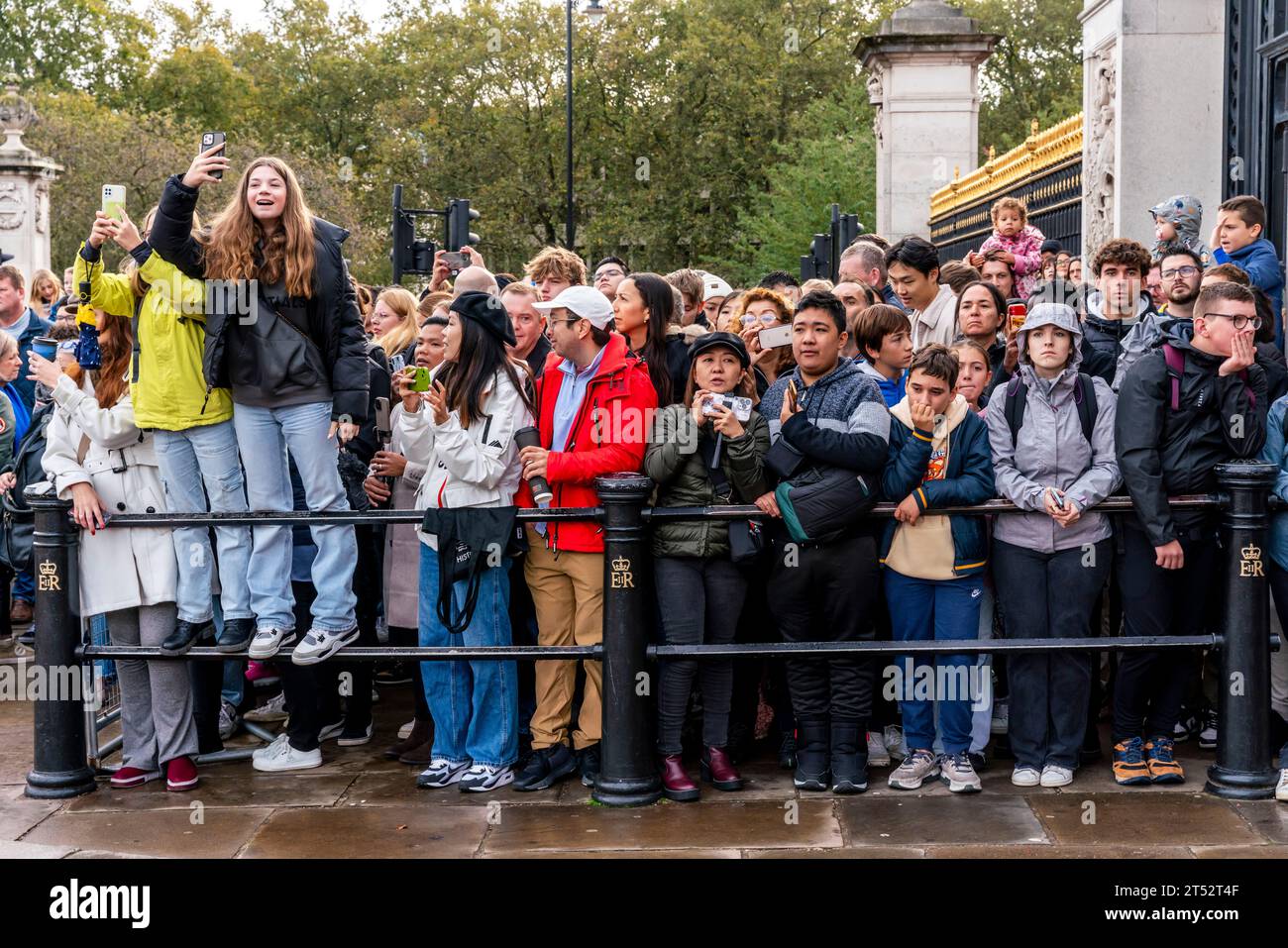 Crowds of Tourists Watch The Changing of The Guard Ceremony Outside Buckingham Palace,  London, UK Stock Photo