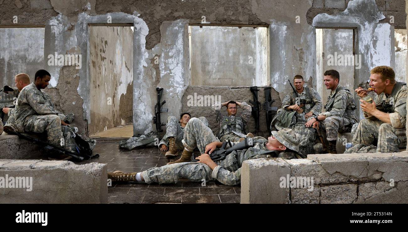 0810198977L-251 ARTA BEACH, Djibouti (Oct. 18, 2008) U.S. service members assigned to Combined Joint Task Force, Horm of Africa, take a break during a 21-day commando course taught by the 13th Demi-Brigade of the French Foreign Legion. Stock Photo