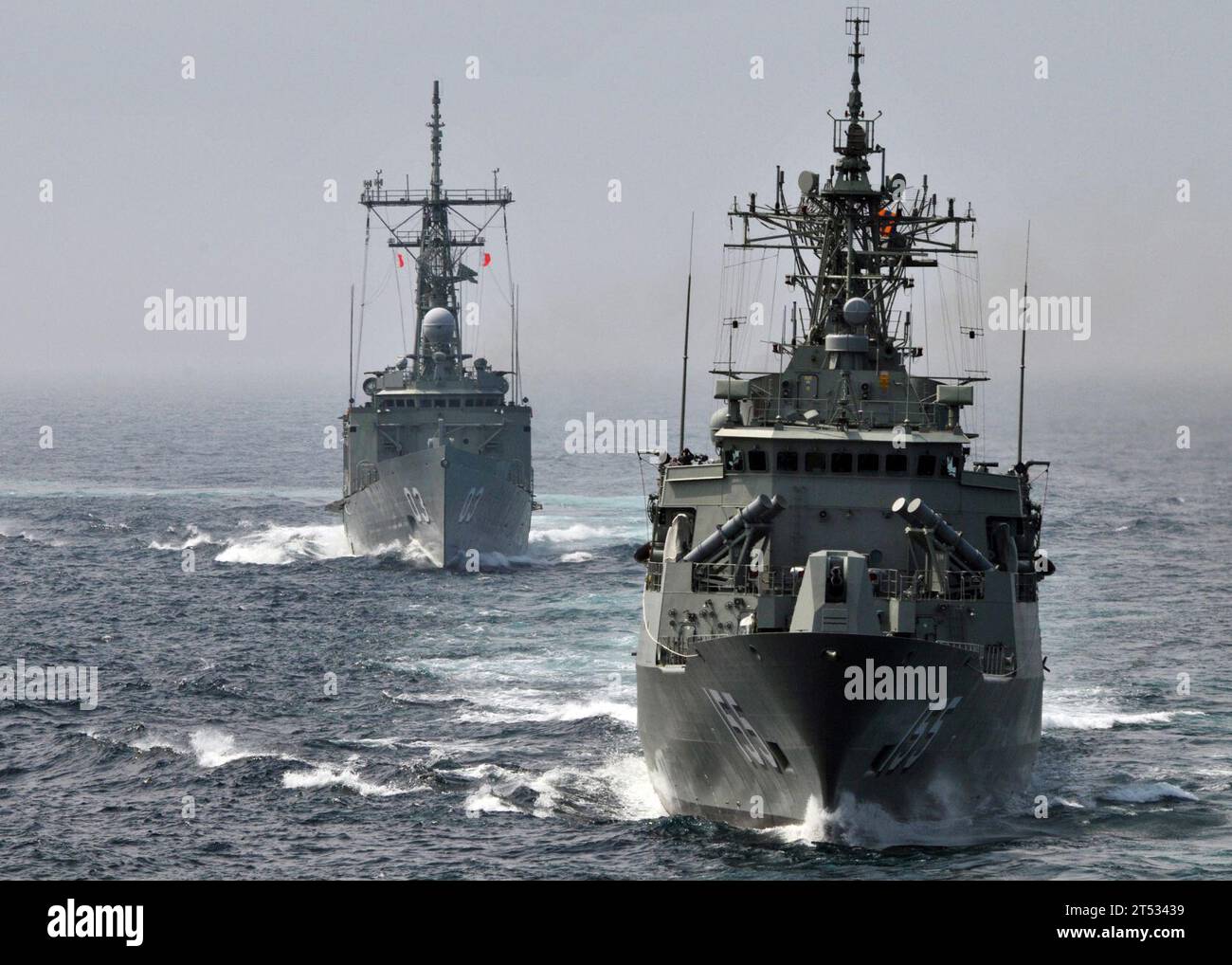 0907174236E-473 ATLANTIC OCEAN (July 17, 2009) The Royal Australian Navy Adelaide-class guided missile frigate HMAS Sydney (FFG 03) and the Anzac-class frigate HMAS Ballarat (FFG 155) perform formation maneuvering with the guided missile destroyer USS Mahan (DDG 72). Mahan is underway conducting exercises with the Royal Australian Navy during operation Northern Trident 2009. Stock Photo
