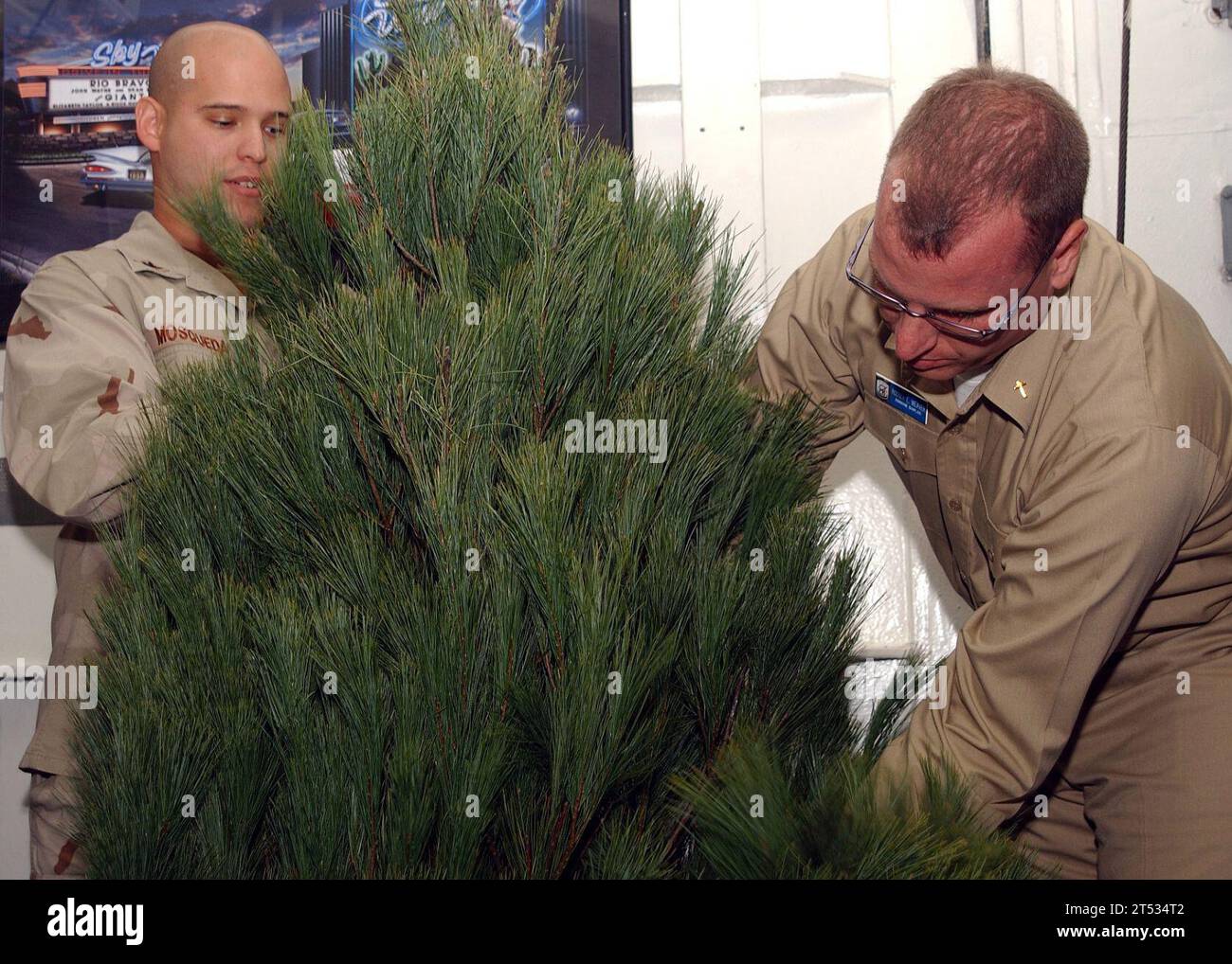 BAHRAIN, christmas tree, people, Sailor, uss dubuque Stock Photo Alamy