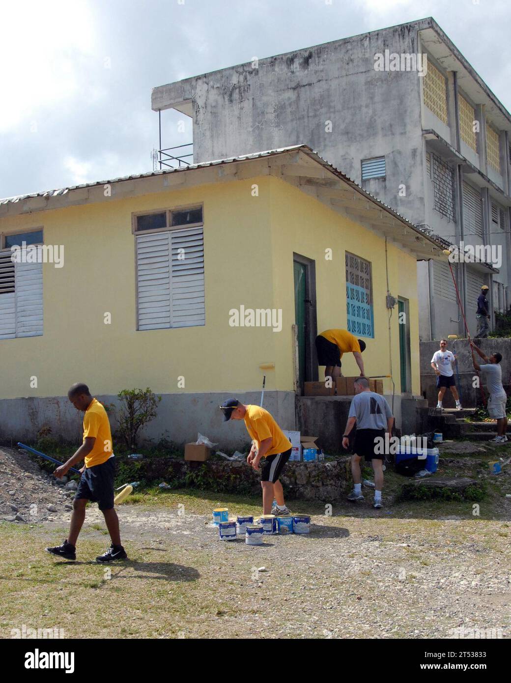 0904159995B-003 DRAPERS, Jamaica (April 16, 2009) U.S. military service members assigned to high speed vessel Swift (HSV 2), Southern Partnership Station, and Beyond the Horizon 2009 clean and paint a schoolhouse during a community service project. Southern Partnership Station is a military to military training mission to Central America, South America and the Caribbean Basin. Beyond the Horizon is a humanitarian and civic assistance mission hosted by U.S. Southern Command. Stock Photo