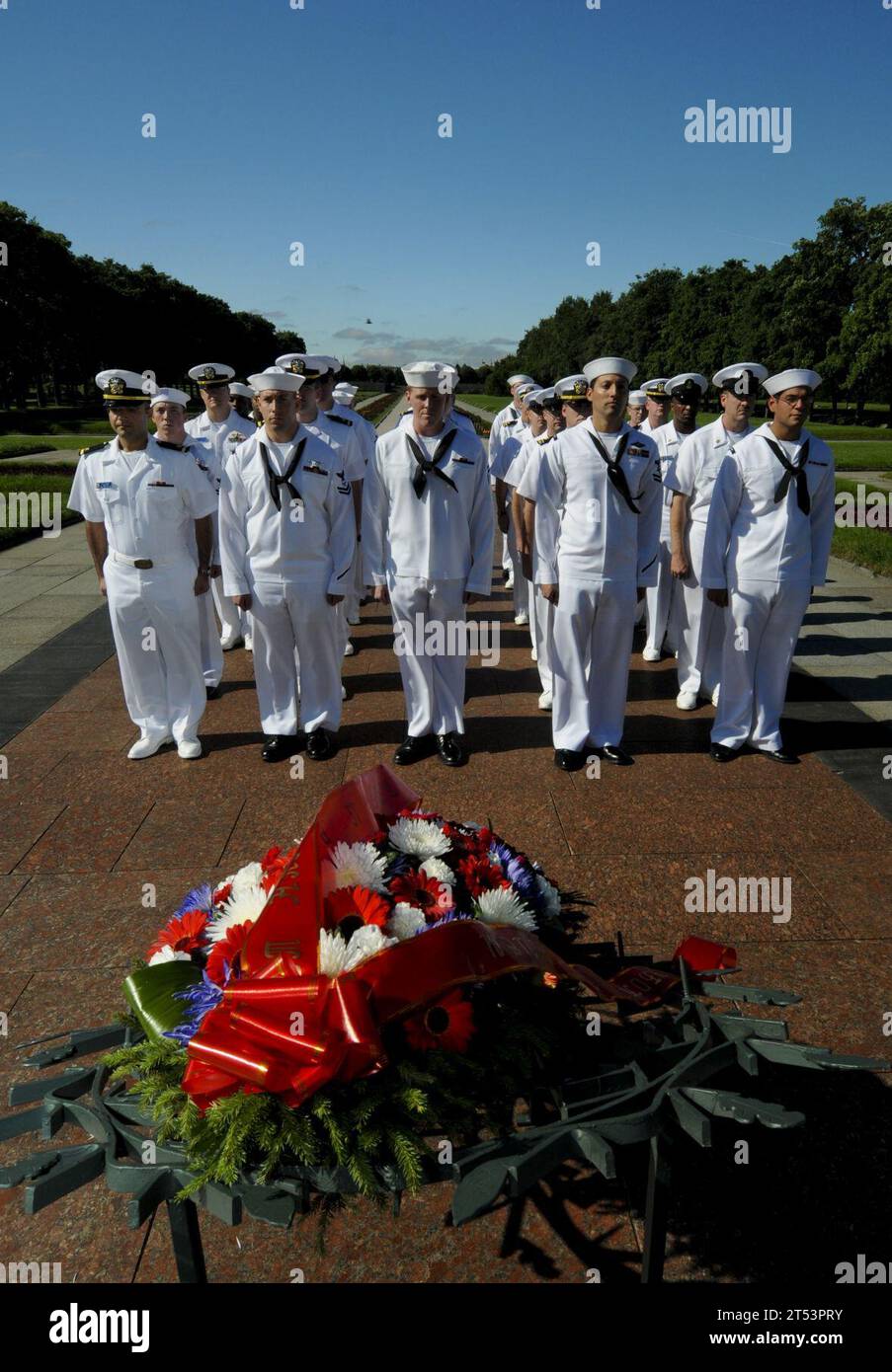 ceremony, Consulate General of the United States of America, Piskarevskoye Cemetery, Russia, Sailors, Sheila Gwaltney, St. Petersburg, USS Carr (FFG 52), wreath laying Stock Photo