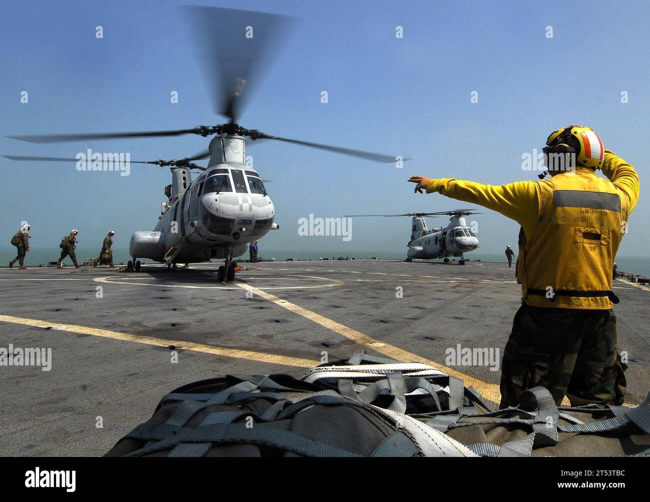 ch-46, flight deck, helicopter, LSD 49, Philippines, typhoon parma, USS HARPERS FERRY Stock Photo