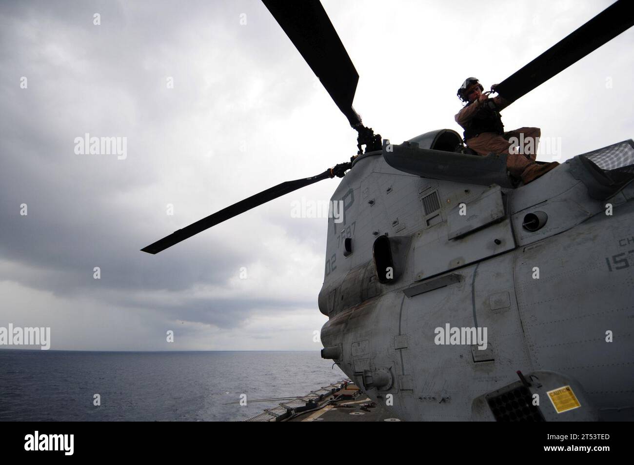 CH-46E, Deployment 2011, flight deck, flight ops, HMM-163, Marines, USS Comstock (LSD 45) Stock Photo