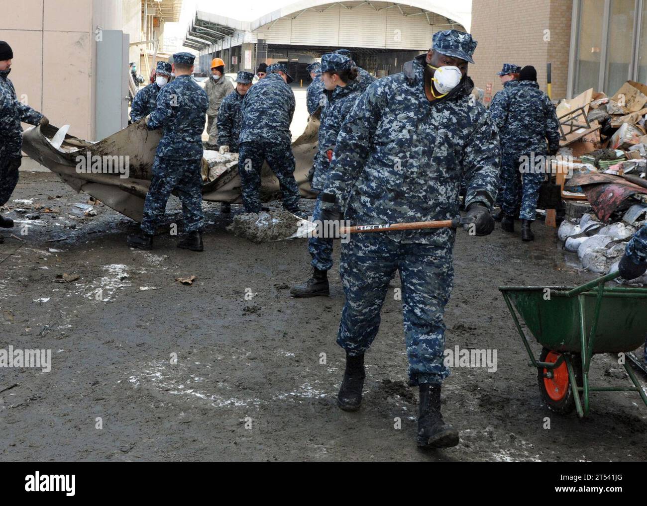 clean-up-community-service-disaster-response-earthquake-hachinohe