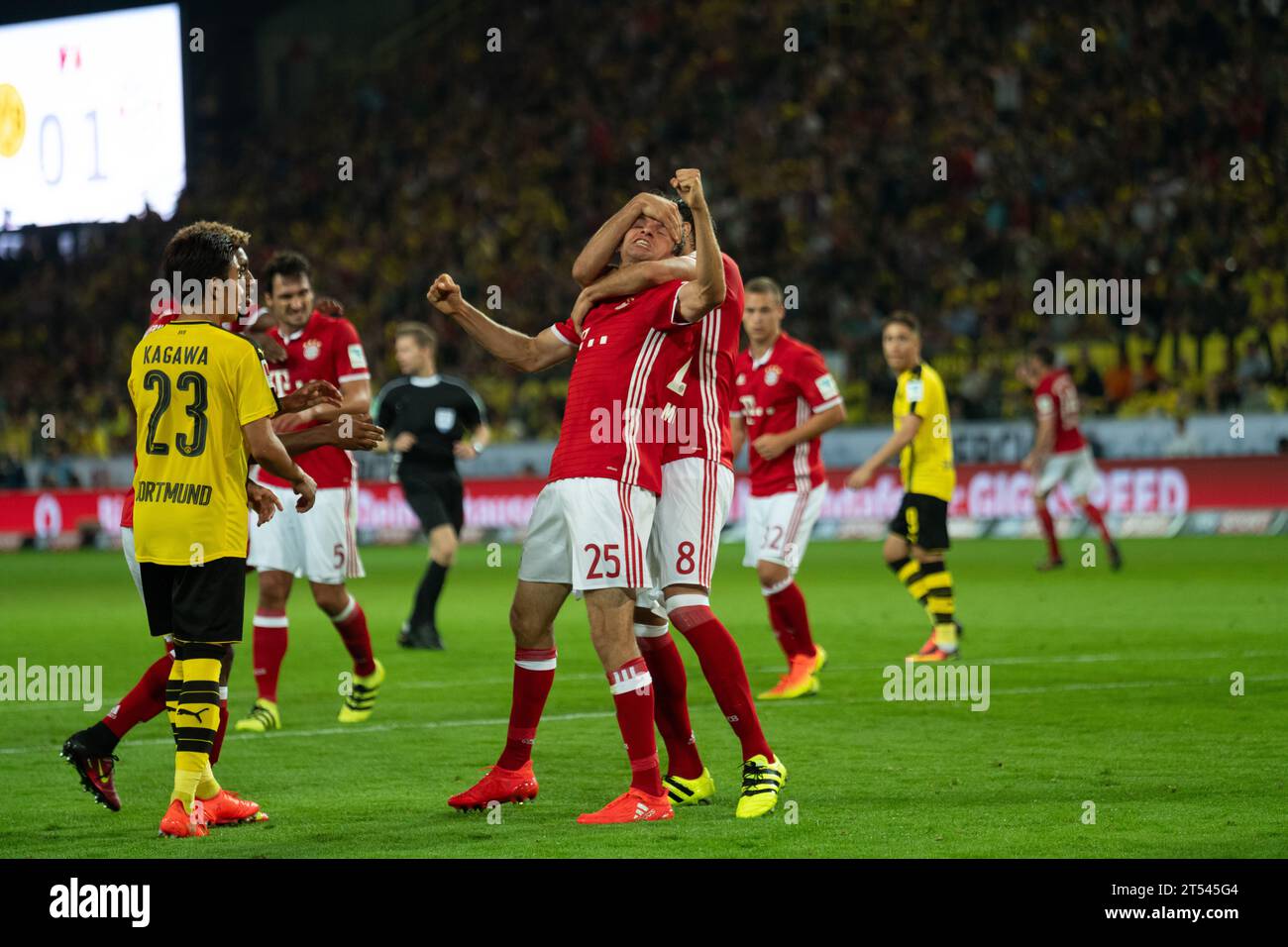 Thomas Mueller (25) FC Bayern Muenchen celebrates after scoring the 2 goal with Javi Martinez (8) Supercup 2016 in Dortmund, Germany am 14.08.2016 Stock Photo