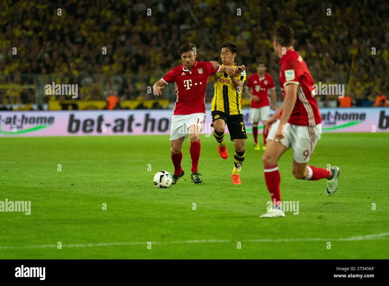 Xabi Alonso (14) FC Bayern Muenchen battle for the ball with Shinji Kagawa (23) Borussia Dortmund Supercup 2016 in Dortmund, Germany am 14.08.2016 Stock Photo