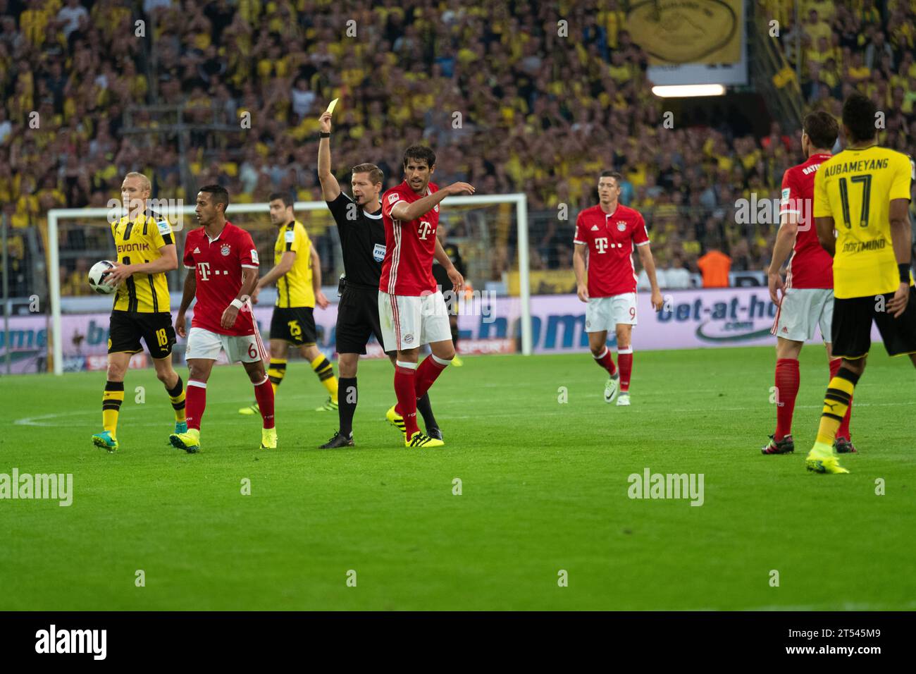 Schiedsrichter Tobias Wälz zeigt Javi Martinez (8) FC Bayern Muenchen die gelbe Karte Supercup 2016 in Dortmund, Germany am 14.08.2016 Stock Photo