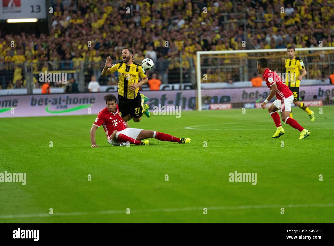Gonzalo Castro (27) Borussia Dortmund is tackled by Javi Martinez (8) FC Bayern Muenchen Supercup 2016 in Dortmund, Germany am 14.08.2016 Stock Photo