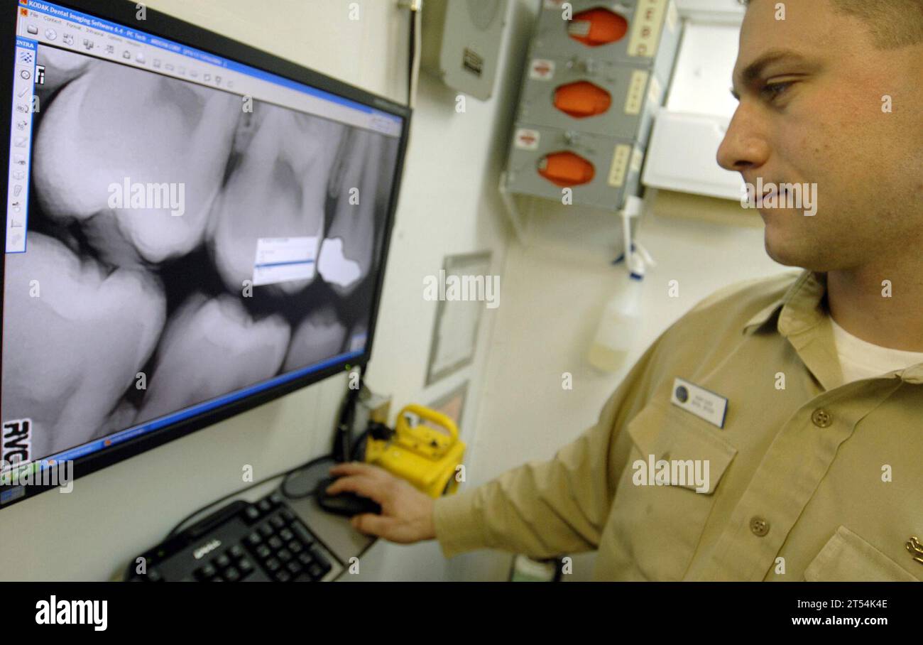 Dentistry Officer, USS Harry S. Truman (CVN 75), xray Stock Photo Alamy