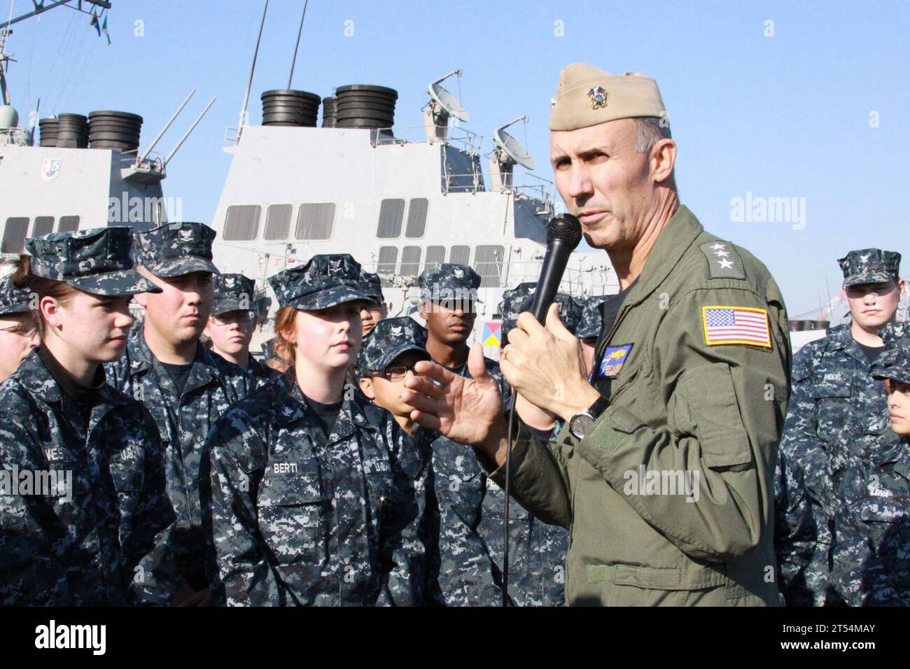 DESRON-15, destroyer, Sailors, U.S. 7th Fleet Commander, U.S. Navy, USS Mustin (DDG 89), Vice Adm. Scott R. Van Buskirk Stock Photo