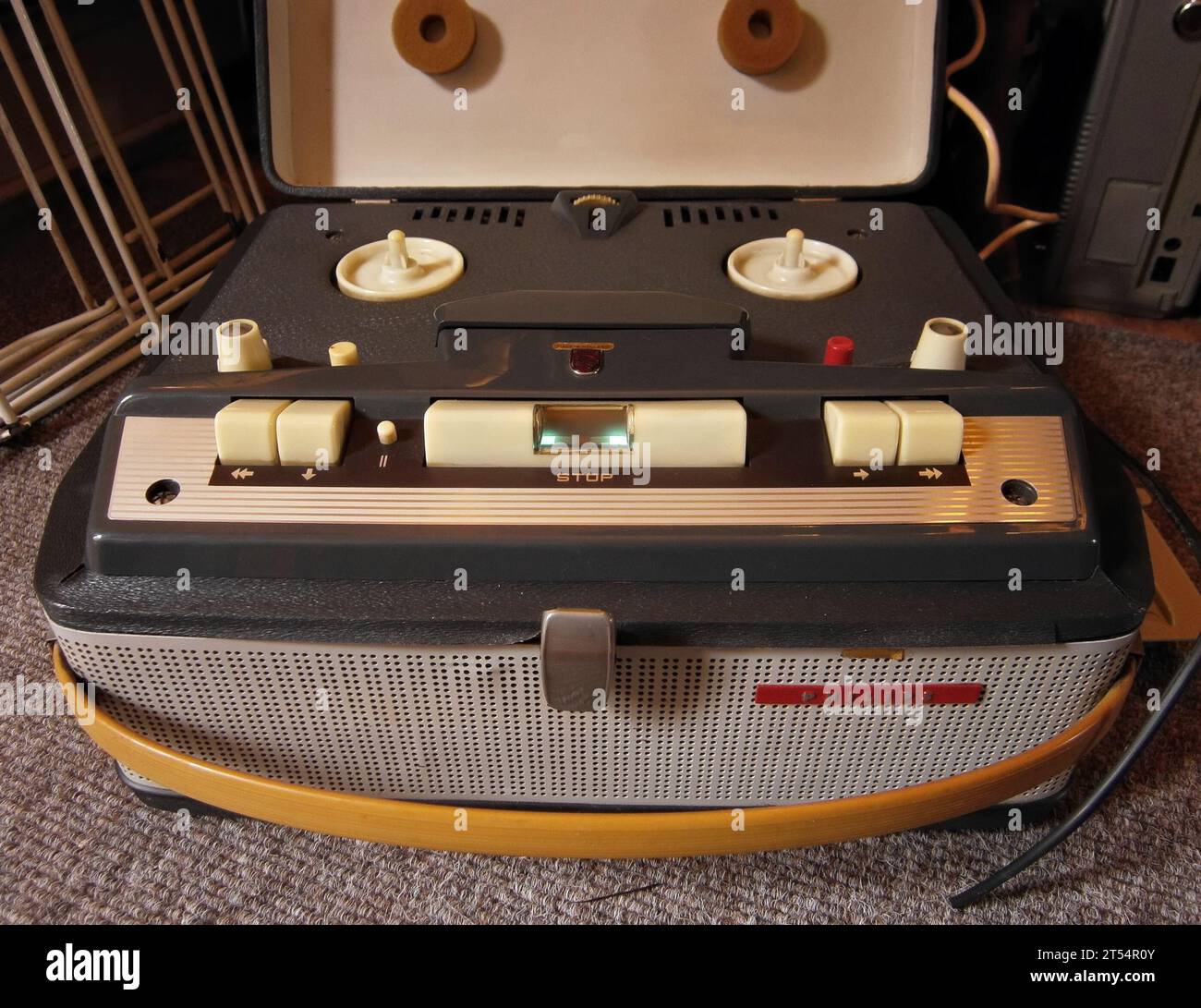 Tape recorder 1950s hi-res stock photography and images - Alamy