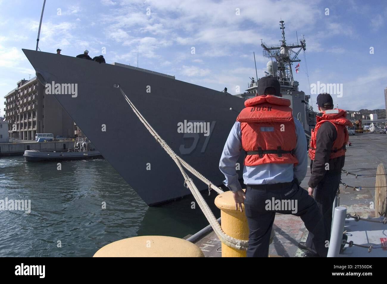 FFG 51, line handlers, USS Gary Stock Photo