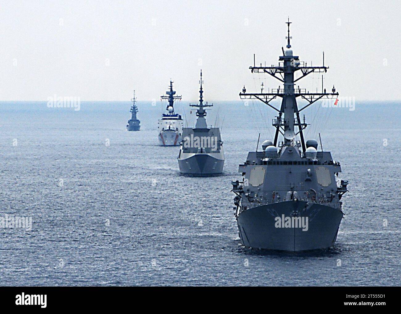 Foreign military, Republic of Singapore corvette Vigilance (90), Republic of Singapore frigate Steadfast (FFG 70), ships, training, U.S. Coast Guard cutter Mellon (WHEC 717), USS Chung-Hoon (DDG 93) Stock Photo