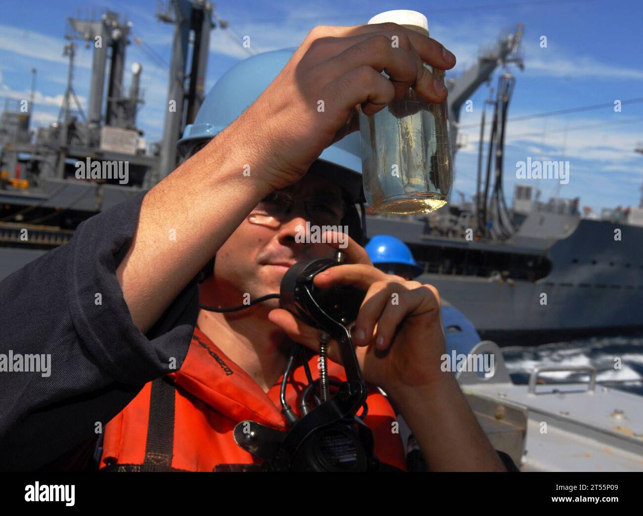 JP5 jet fuel, Sailor, U.S. Navy, USNS Pecos (TAO197), USS Dubuque (LPD 8 Stock Photo Alamy