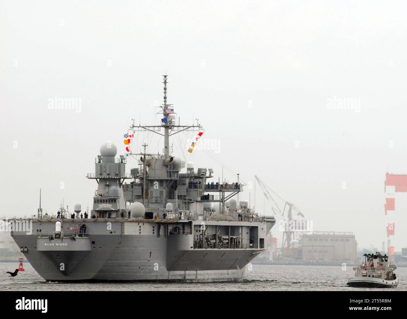 large harbor tug, USS Blue Ridge, Yokosuka Stock Photo - Alamy