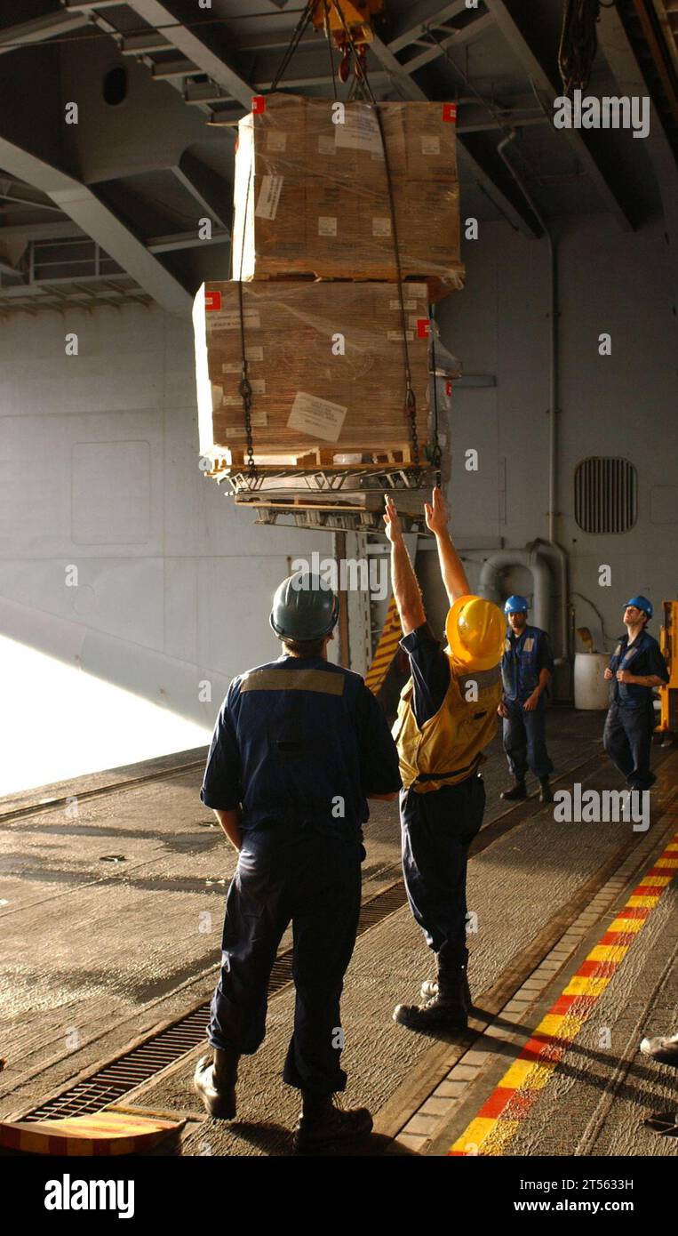 Unrep Estream MSO, people, replenishment, Sailor, underway, UNREP Stock Photo - Alamy