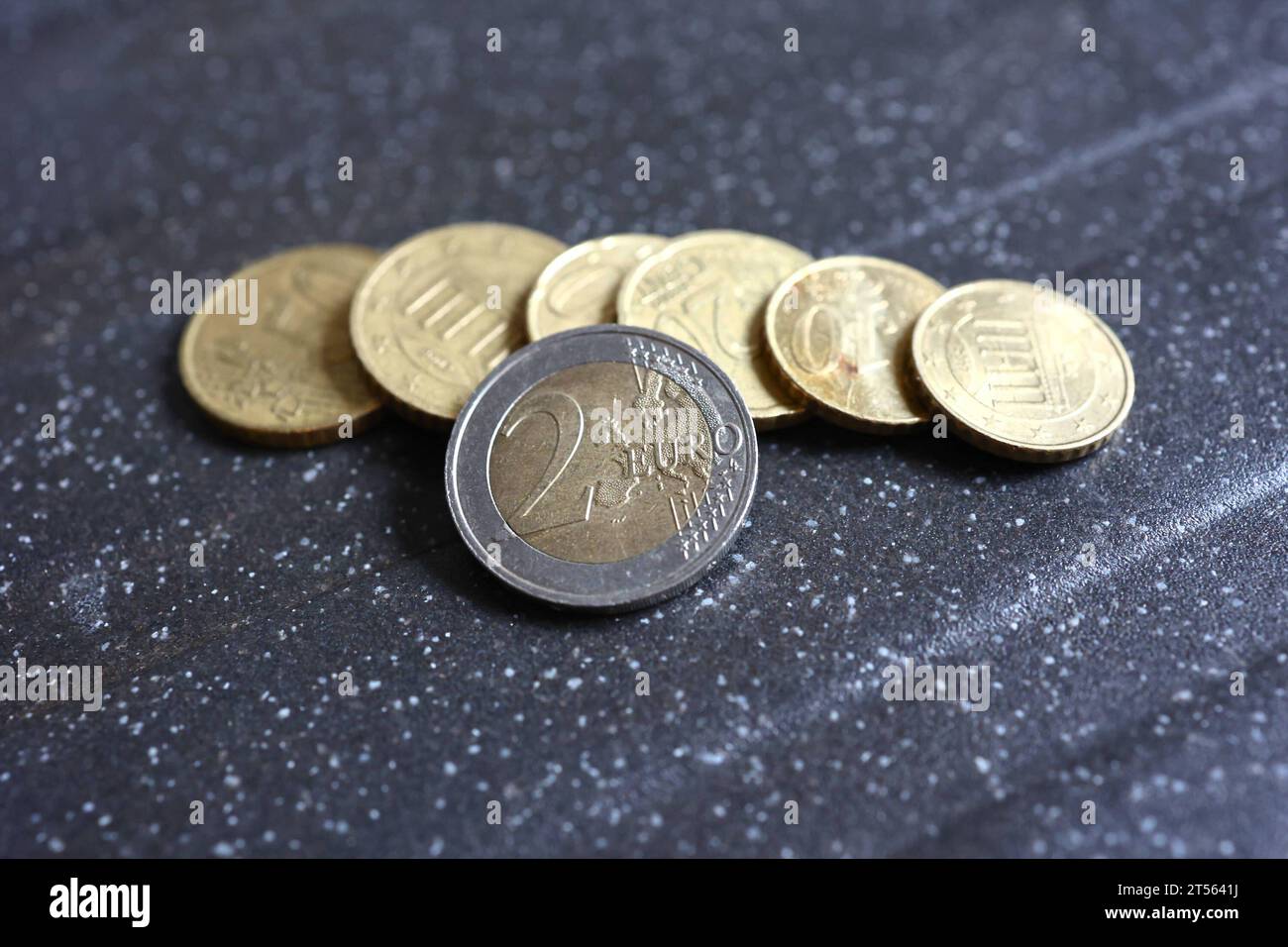2 Euro Münze *** 2 Euro coin Copyright: xLobeca/RHx Credit: Imago/Alamy Live News Stock Photo